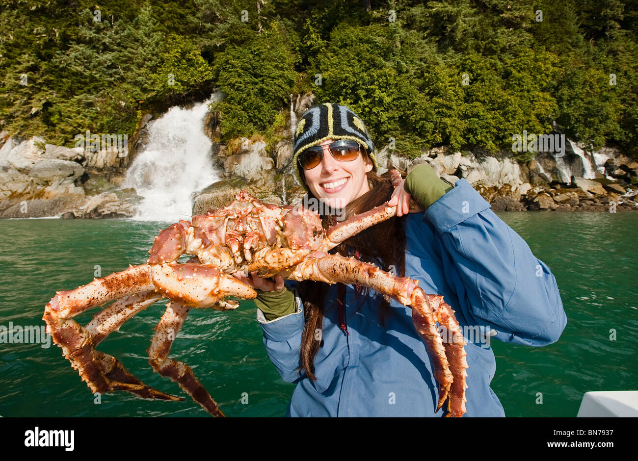 La donna può contenere fino a sport catturati re granchio nella Berners Bay con Berners cade in background, Alaska Foto Stock