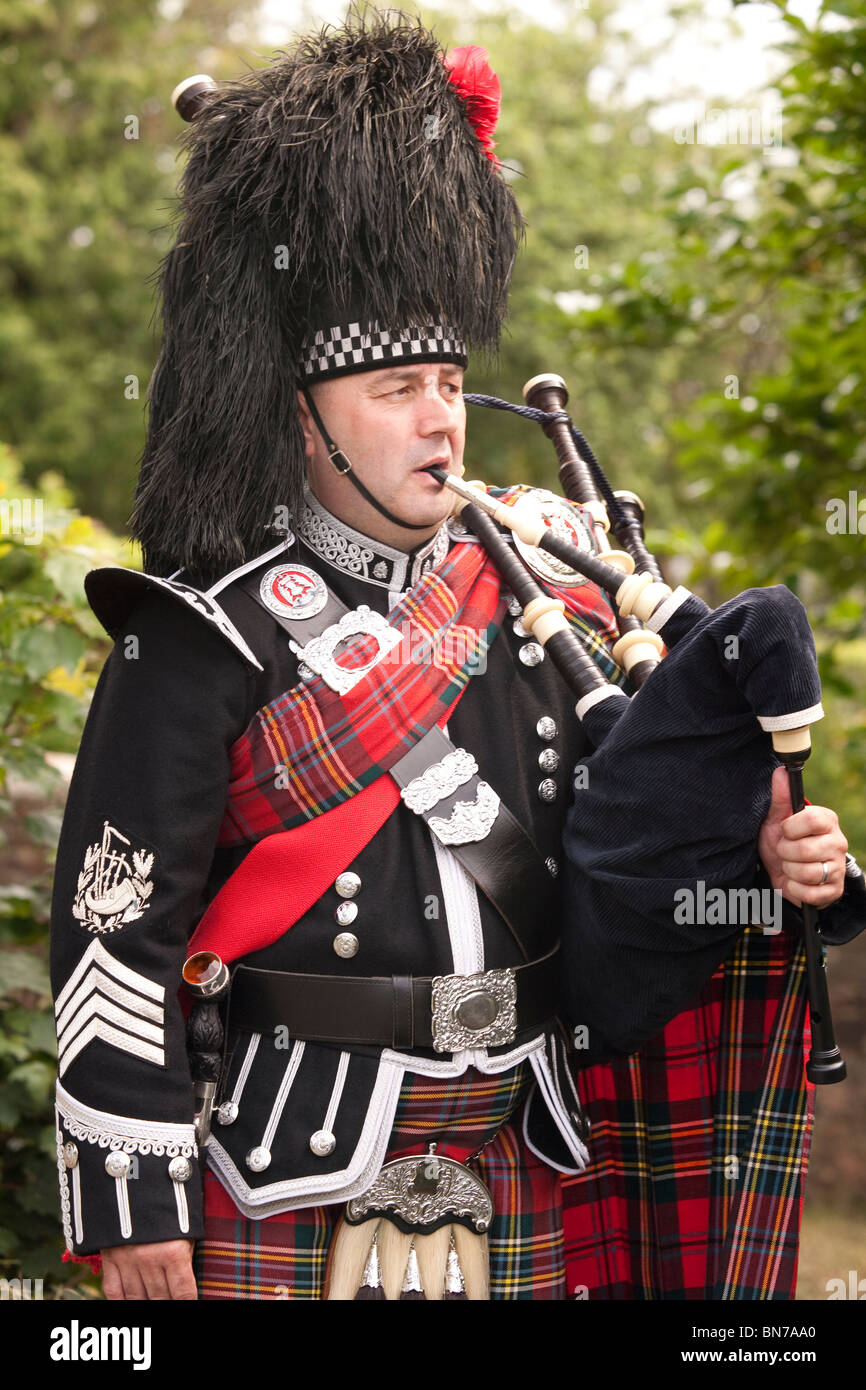 Suonatore di cornamusa scozzese con tartan kilt sporran busby cornamusa in apertura di Robert the Bruce Trail Annan Scozia Scotland Foto Stock