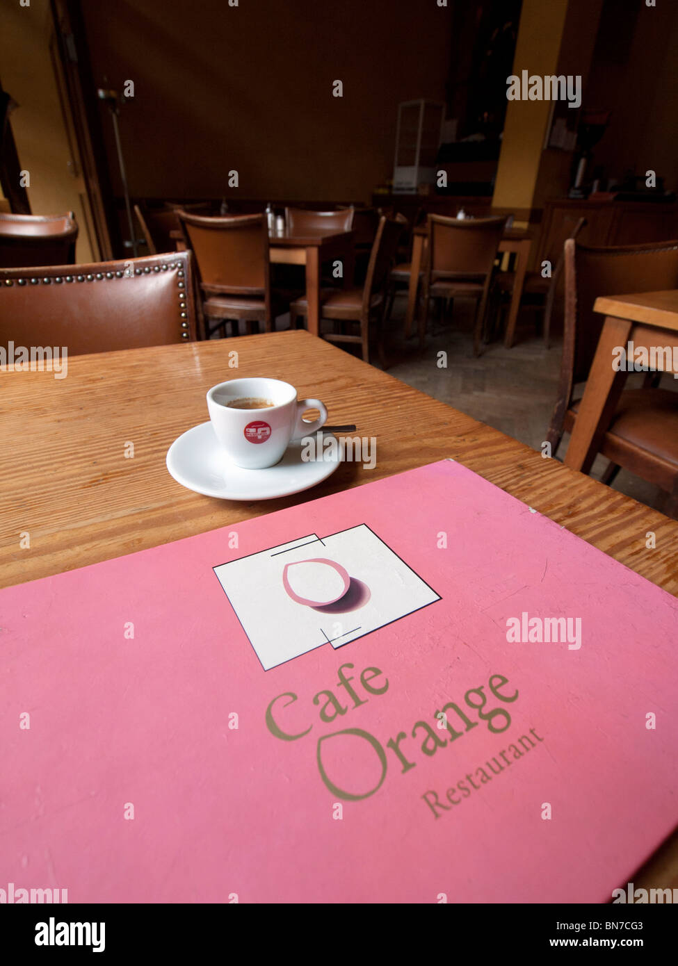 Interno di ebreo Cascer Cafe arancione in Scheunenviertel storico quartiere di Berlino Germania Foto Stock