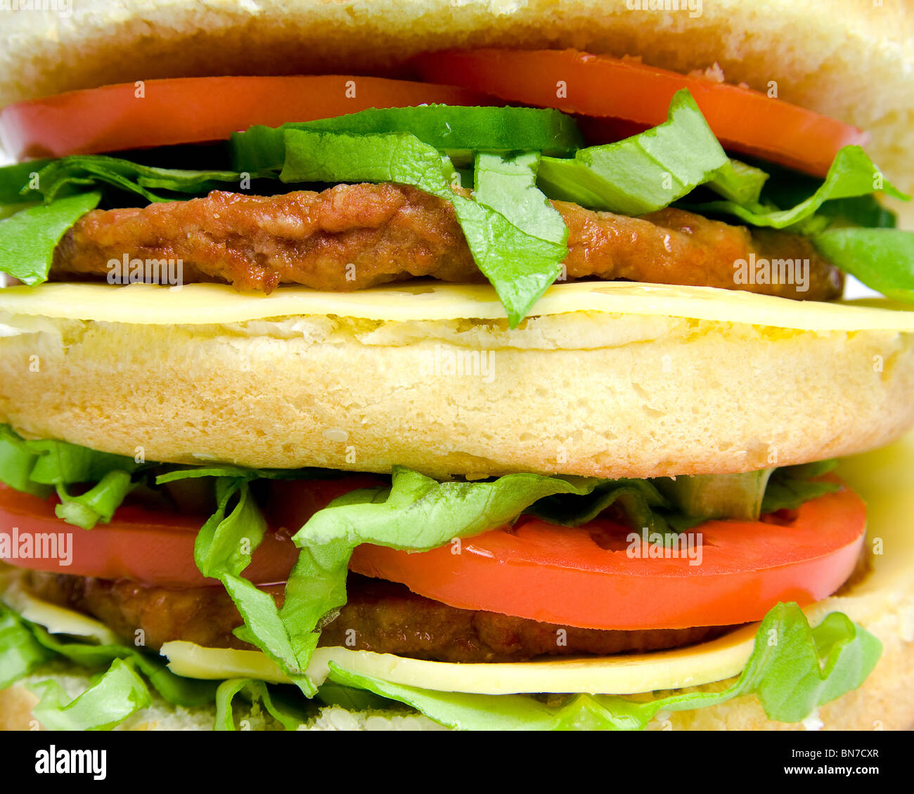 Gustosi hamburger doppio isolato su sfondo bianco. Foto Stock