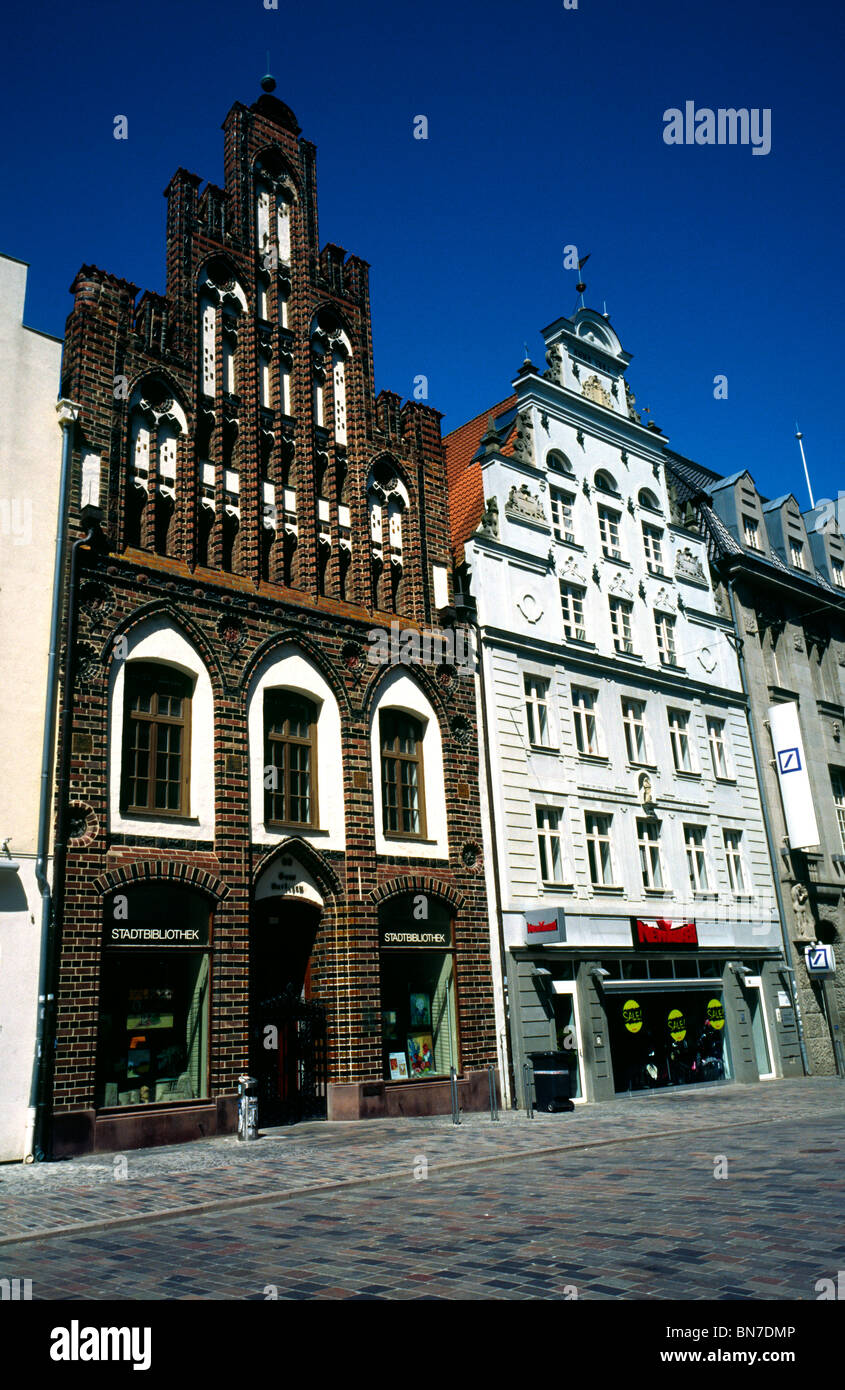Ratschow-Haus (ora biblioteca della città) della fine del XV secolo a Kröpeliner Strasse nel centro di Rostock. Foto Stock