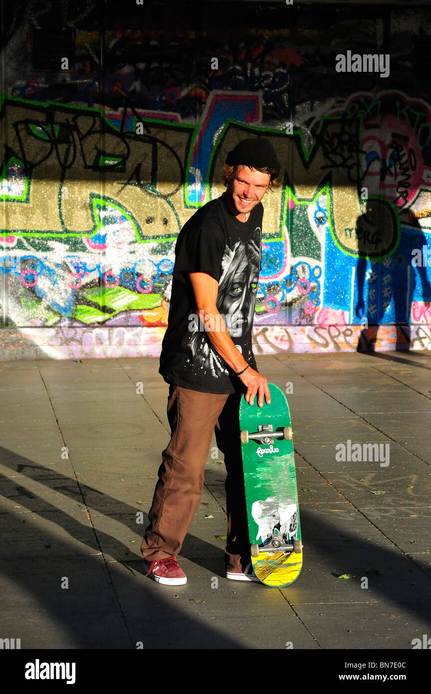 Skate Boarder mostra il suo skateboard Foto Stock