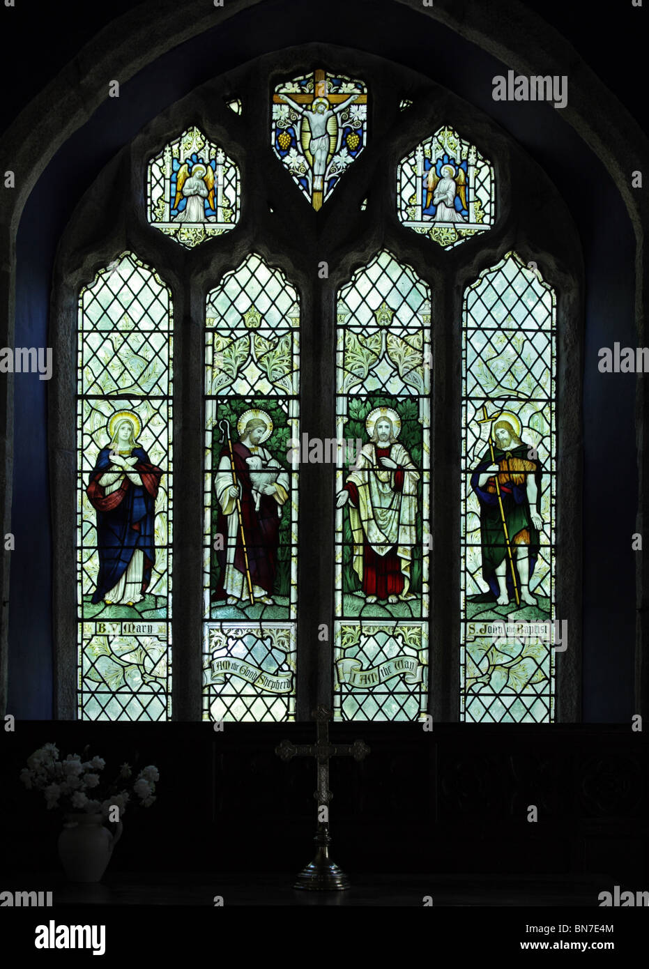 Una delle vetrate colorate raffiguranti Gesù e la Beata Vergine Maria e di San Giovanni Battista, St Juliot Chiesa. La finestra è di James Powell & Figli Foto Stock