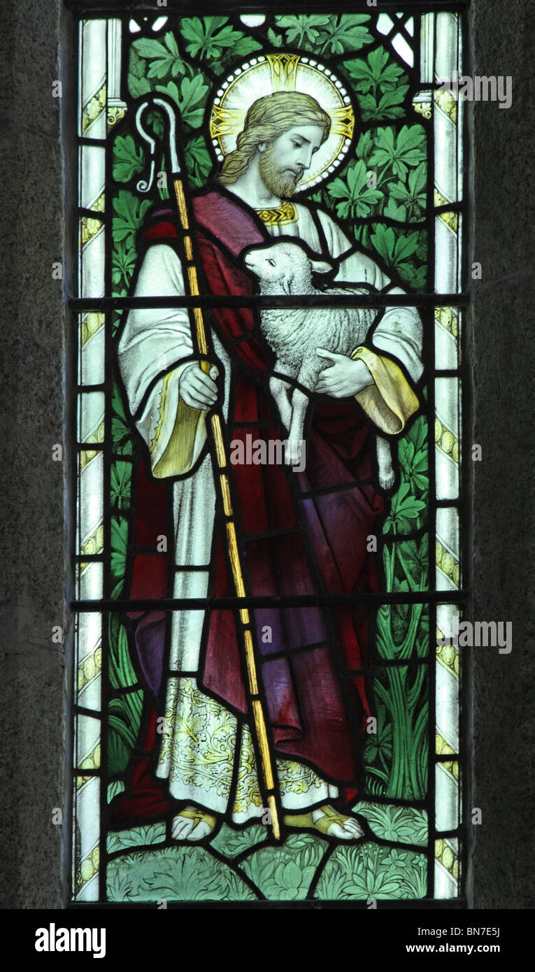 Una finestra di vetro colorato che raffigura Gesù come il Buon Pastore, St Juliot Chiesa, Cornwall. La finestra è di James Powell & Figli di Whitefriars, Londra Foto Stock
