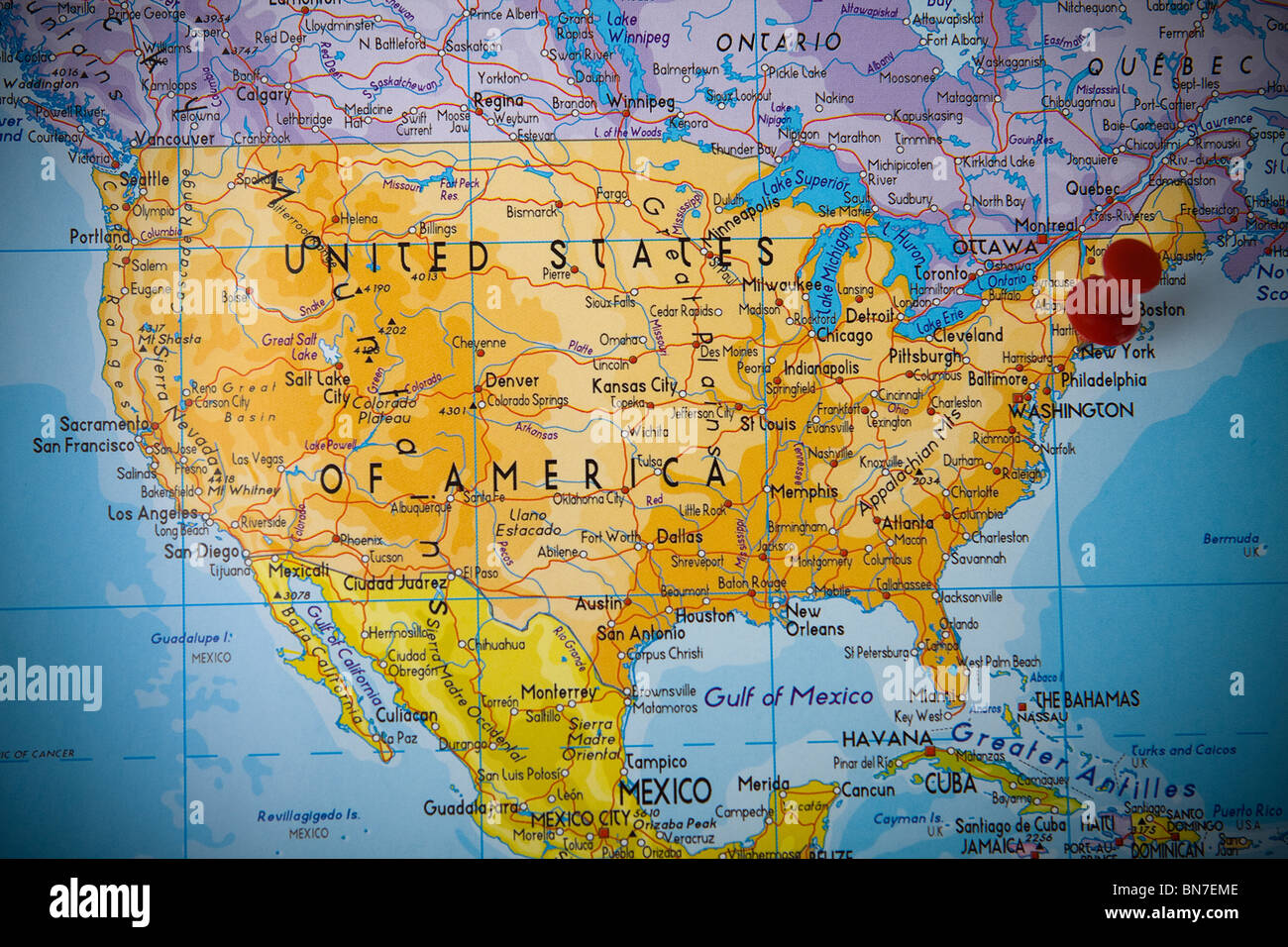 Il pin piccolo dispositivo di puntamento su New York nella mappa di Stati  Uniti d'America Foto stock - Alamy