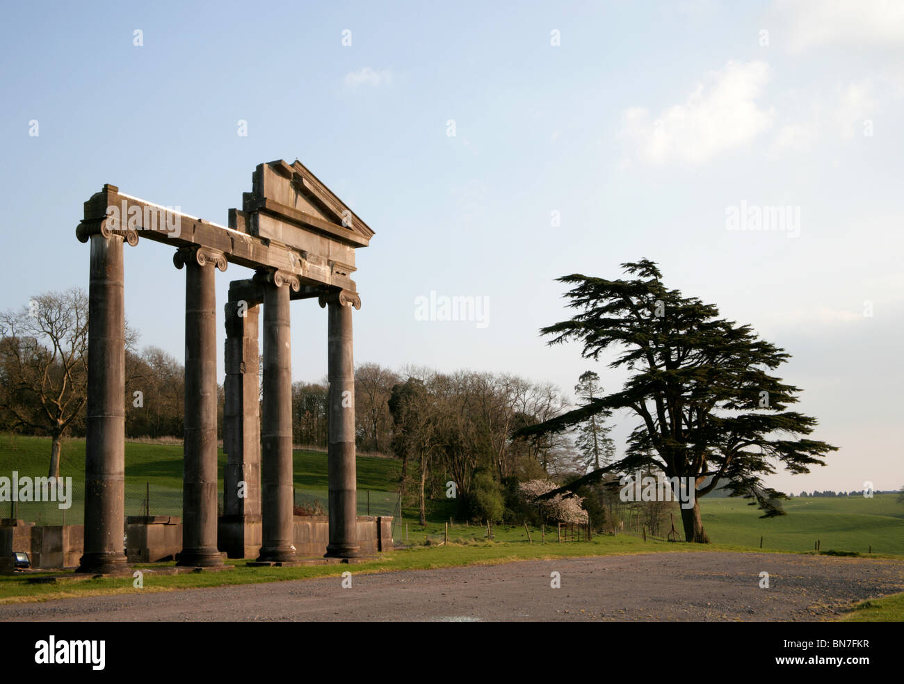 Rovinato Portico Loughcrew, irlandese dimora signorile, Co. Contea di Meath Foto Stock