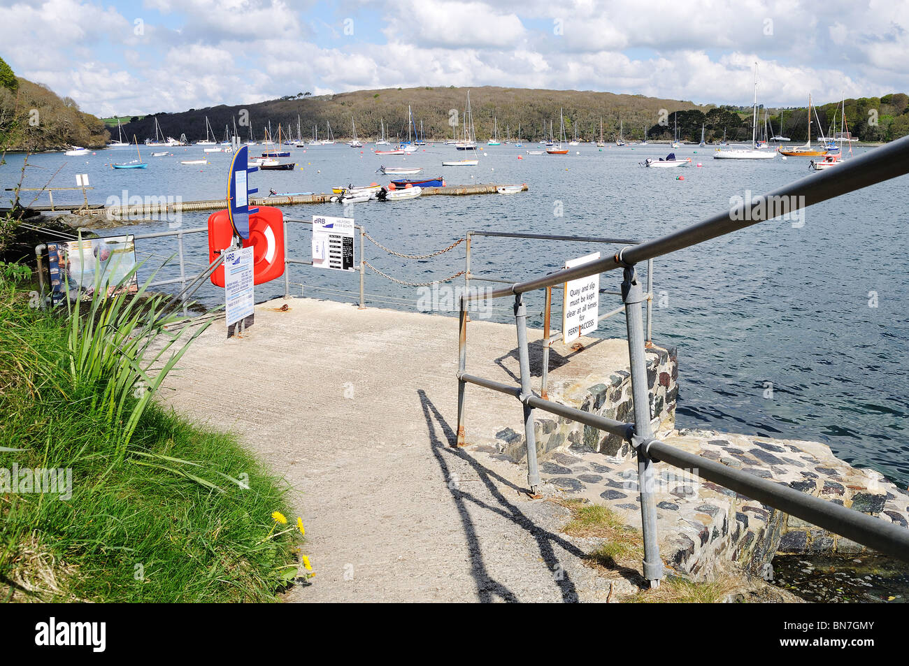 La fase di atterraggio sul fiume per traghetto helford, Helford, Cornwall, Regno Unito Foto Stock