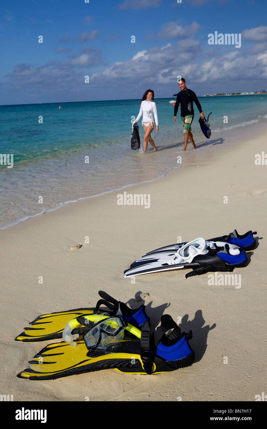 Equipaggiamento da snorkel poggia sulla spiaggia di Grand Cayman Foto Stock