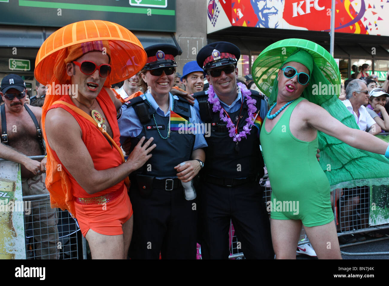 Toronto gli ufficiali di polizia che posano per una foto durante il Pride Parade Foto Stock