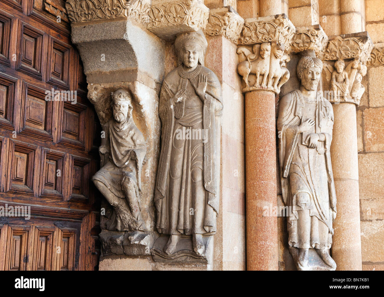 Avila, provincia di Avila, Spagna. Le figure dalla porta della Basilica romanica di San Vicente. Foto Stock