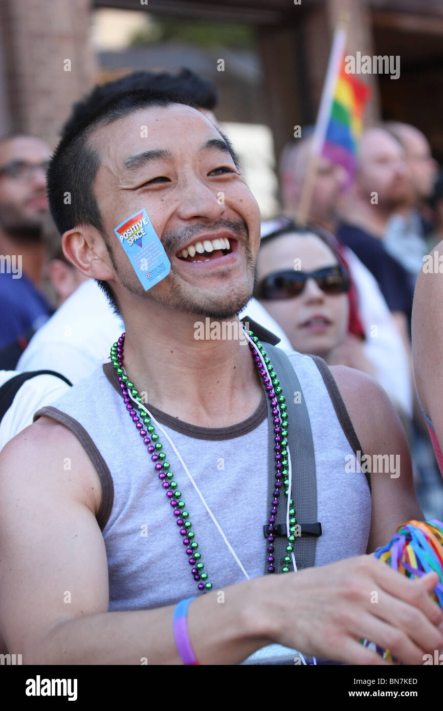 Felice asiatici folla maschio "Pride Parade' Foto Stock