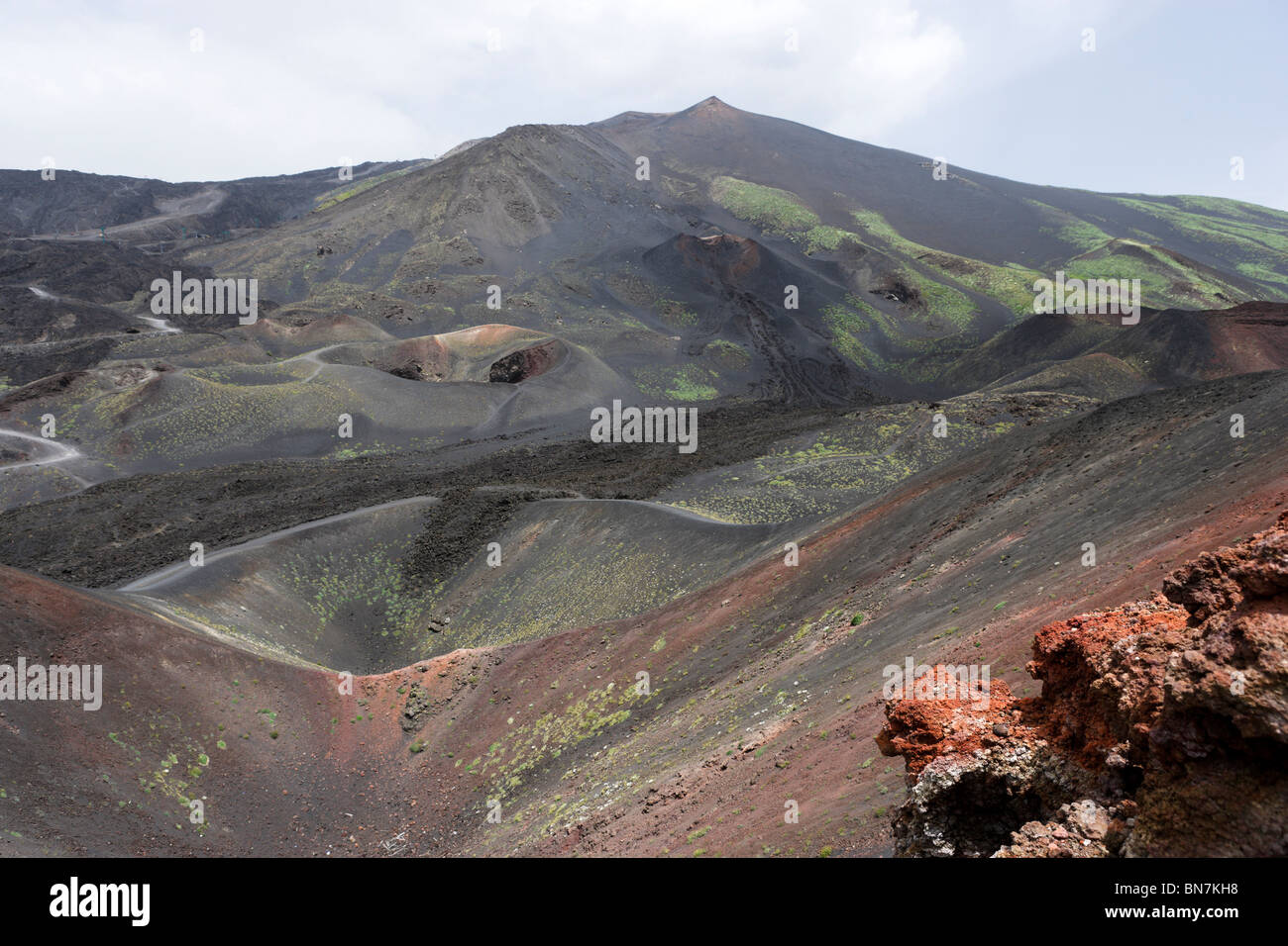 Crateri vicino al Rifugio Sapienza sulle pendici meridionali guardando verso il vertice, l'Etna, Sicilia, Italia Foto Stock