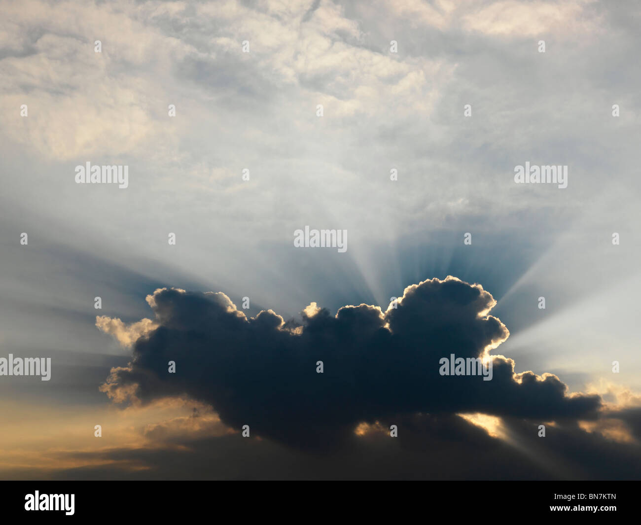 Raggi del sole dietro il cloud Foto Stock
