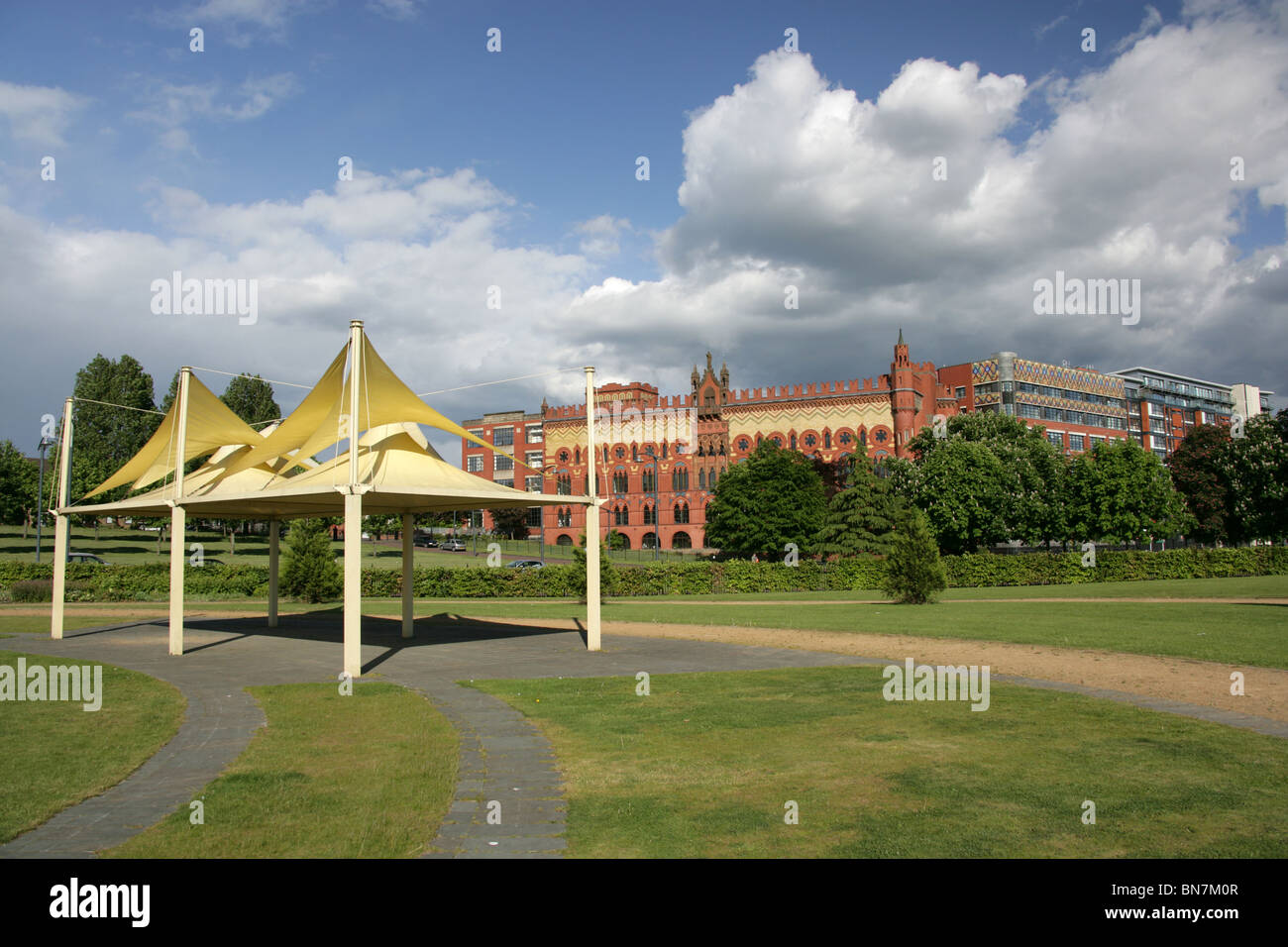 Città di Glasgow, Scozia. Bandstand a Glasgow Green con Templetons fabbrica di tappeti in background. Foto Stock