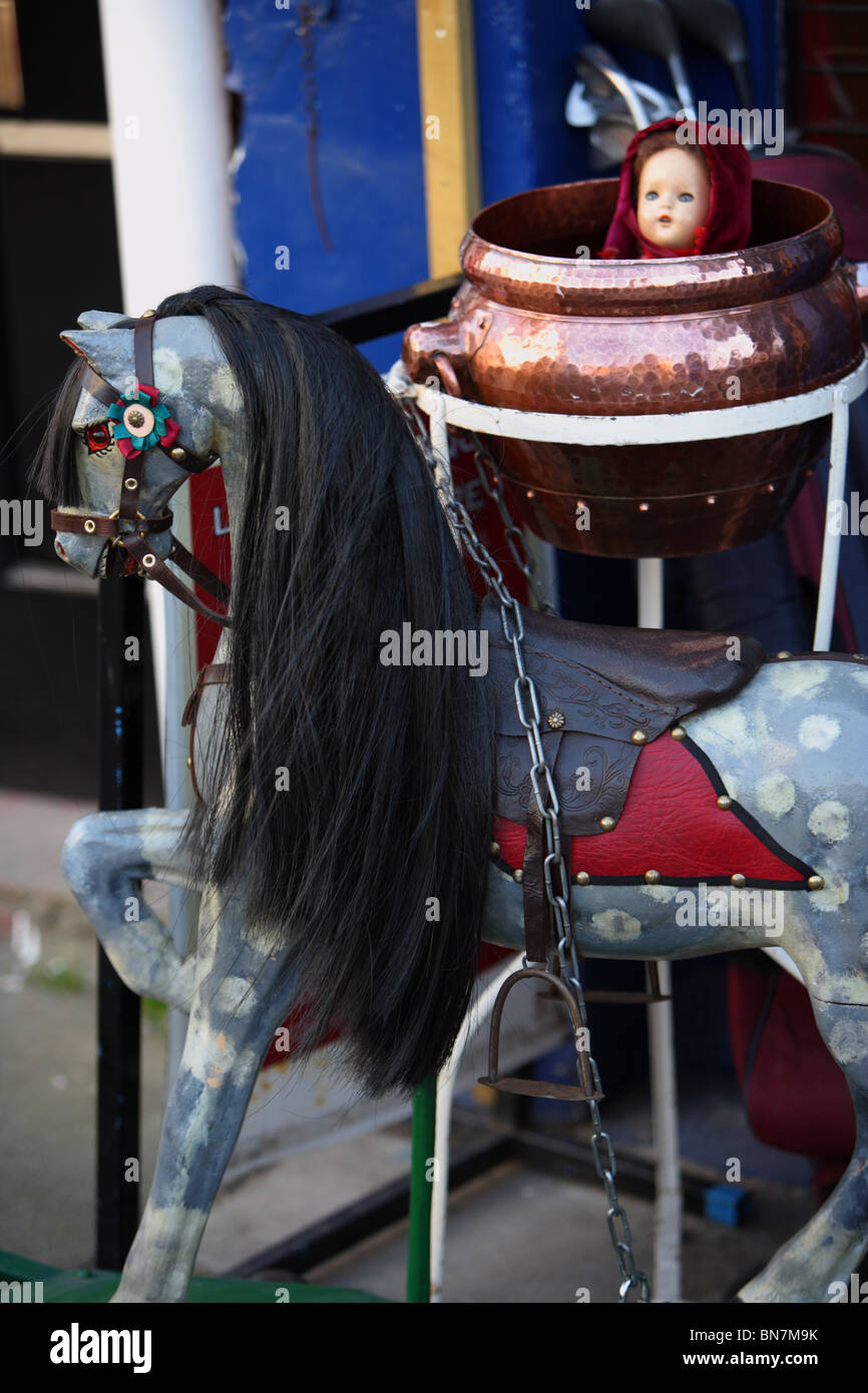 Un hobby cavallo e bric-a-brac in Portobello Road, Notting Hill, Kensington & Chelsea, London, W11. Foto Stock