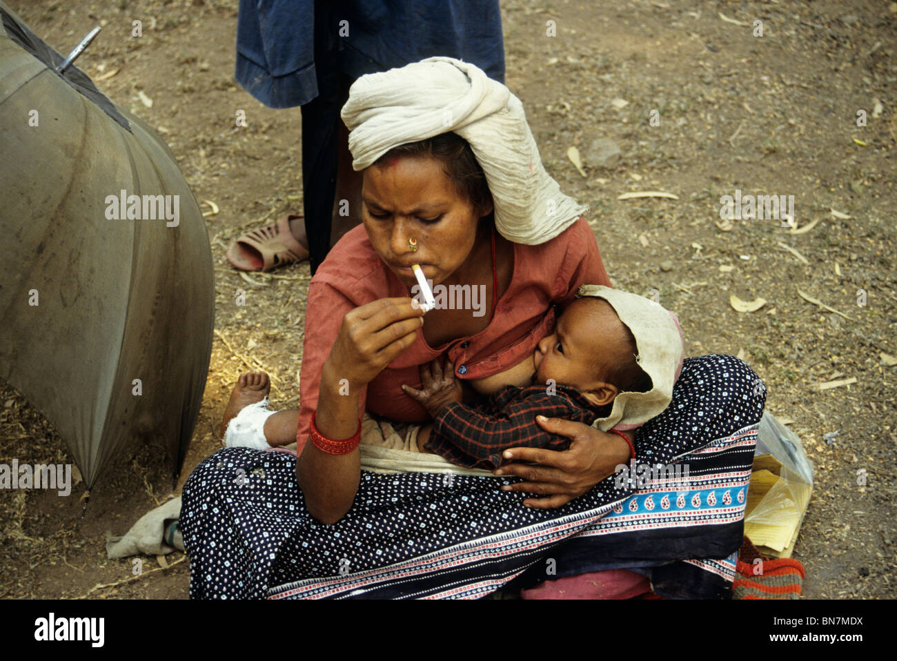 Donna in periodo di allattamento e fumo in Surkhet, Nepal Foto stock - Alamy