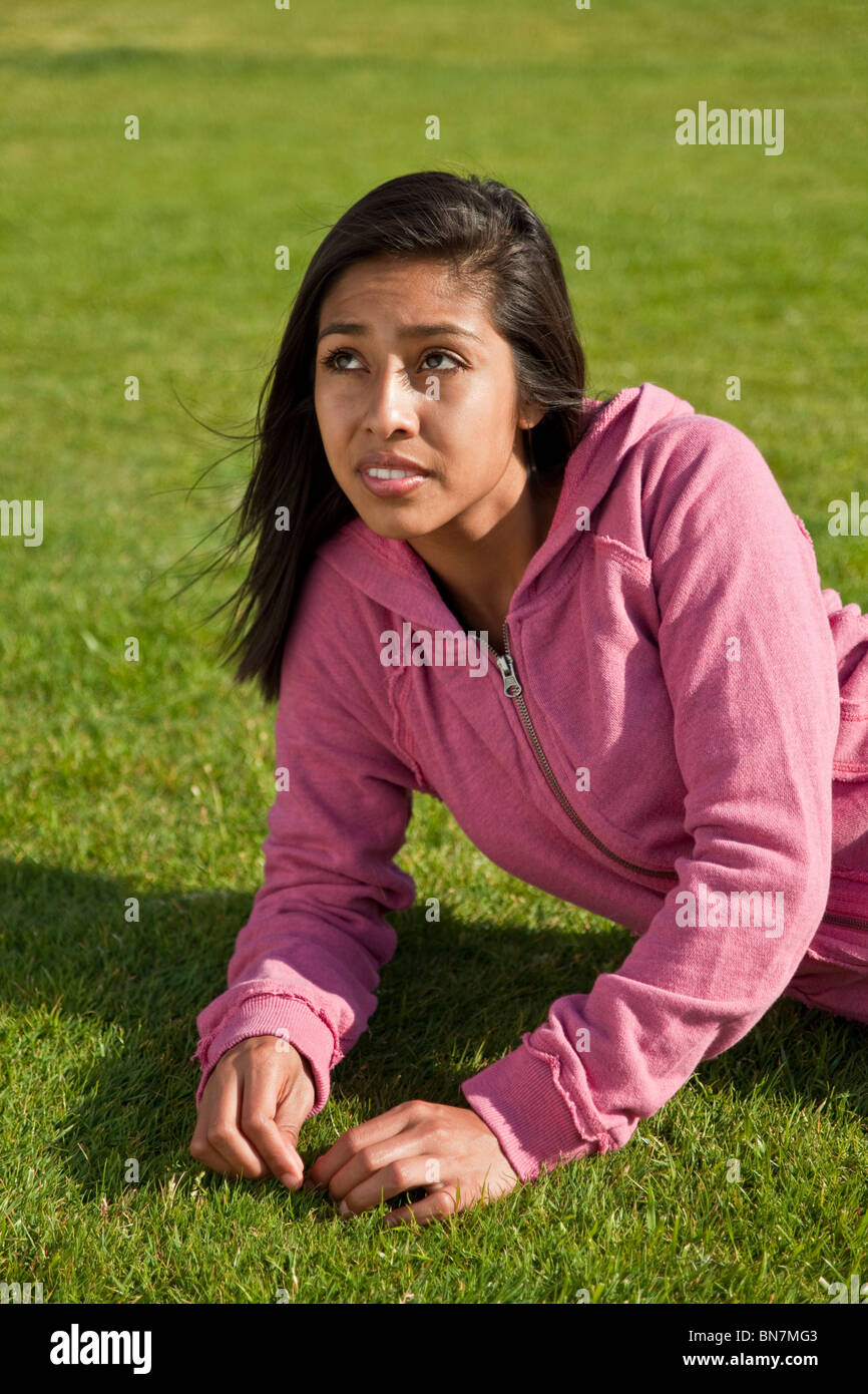 California Stati Uniti meditando meditando 15-17 anno vecchio ispanica ragazza americana.premuroso pensiero sognante seduta vista frontale signor © Myrleen Pearson Foto Stock