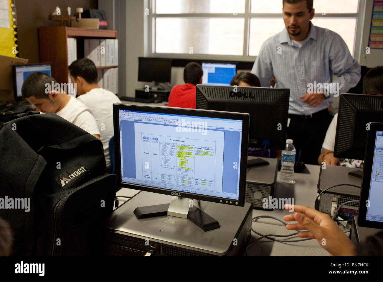 La classificazione della rubrica sul computer con schermo piatto nella scuola di alta classe di ingegneria. Foto Stock