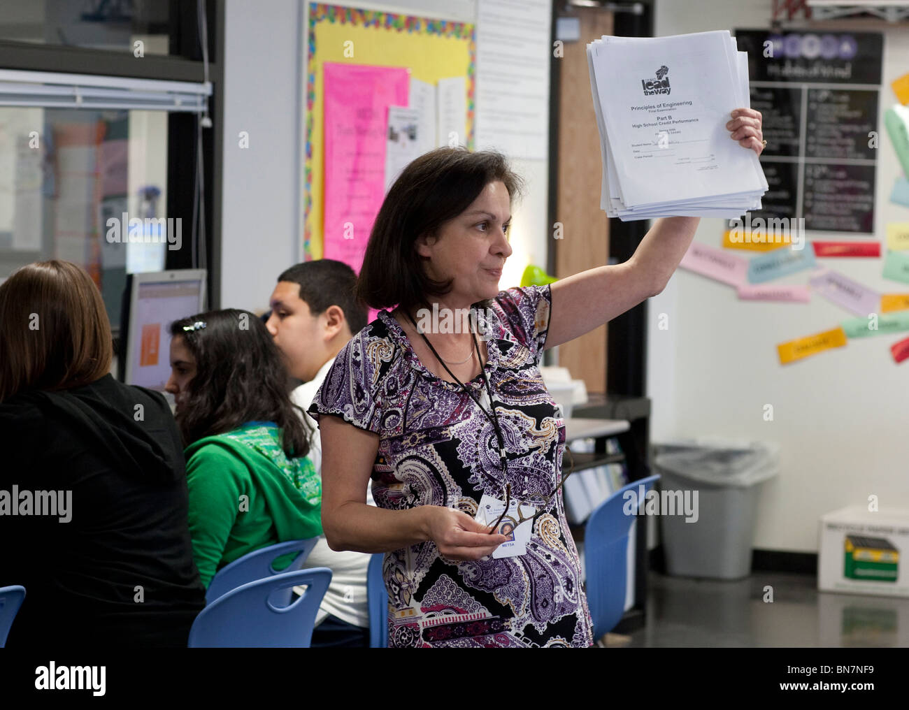 Femmina Anglo high school engineering insegnante può contenere fino gli esami finali in aula Foto Stock