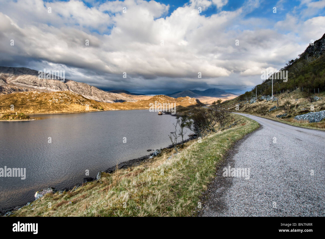 Loch stack, Sutherland nel nord della Scozia lungo la A838 con sole di sera sulle montagne Foto Stock