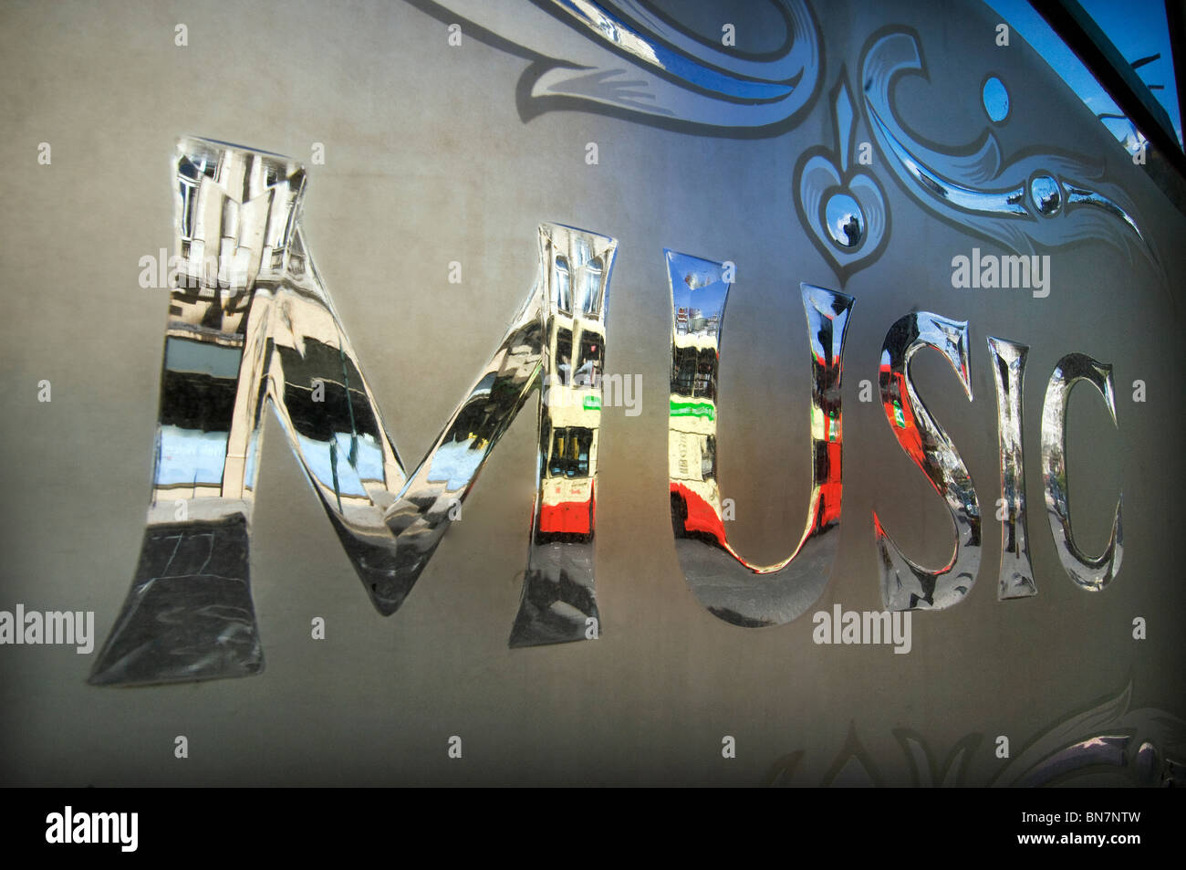 A Brighton e Hove società di autobus autobus visto attraverso gli ornati tagliare le finestre di vetro dello stoppino Inn a Palmeira quadrato in Hove Foto Stock