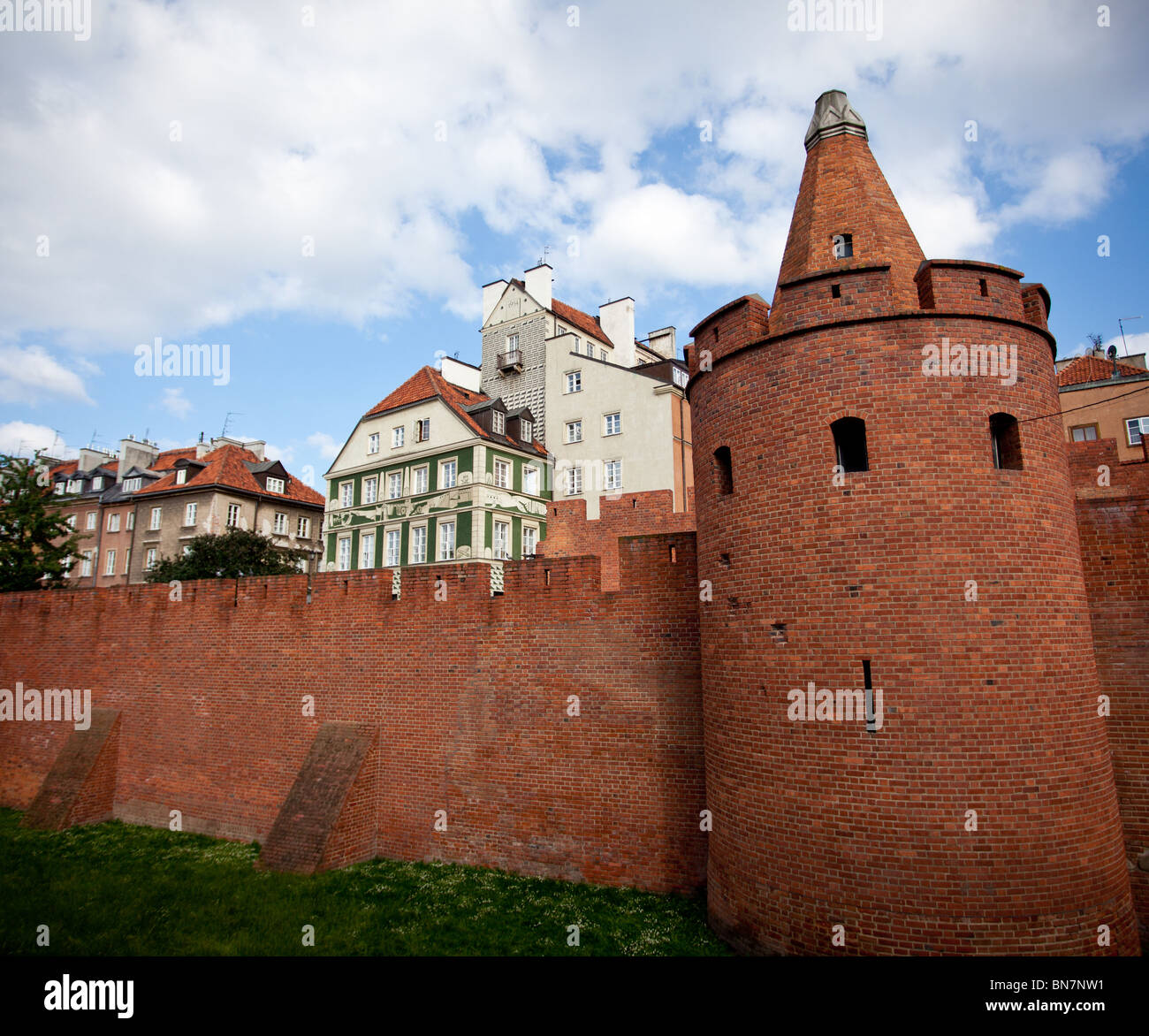 Vista verso la città vecchia di Varsavia in Polonia che mostra le variopinte case e chiese Foto Stock