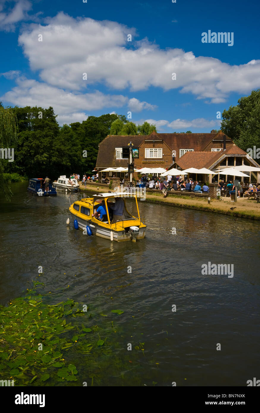 Barche passando l'Anchor Pub sul fiume Wey Pyrford Surrey in Inghilterra Foto Stock