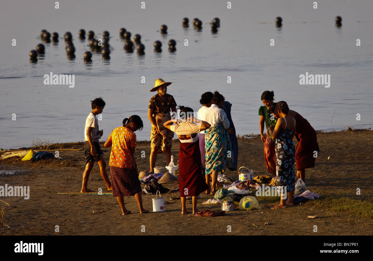 I pescatori sul lago Taungthaman vicino alla U Bein Bridge ad Amarapura, MYANMAR Birmania Foto Stock