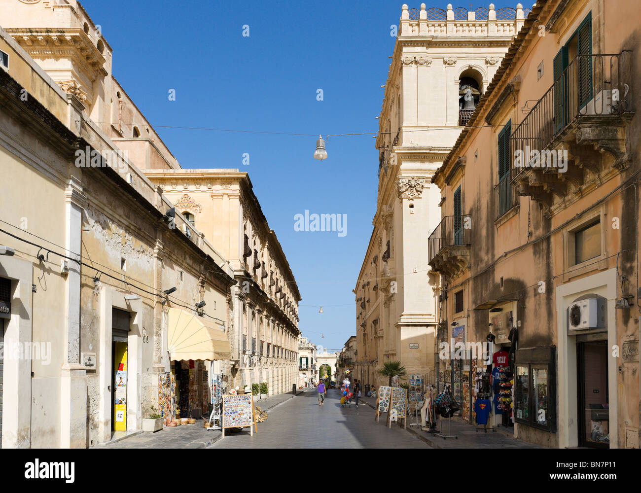 I negozi di Corso Vittorio Emanuele, la strada principale del centro storico della città, noto, il sud della Sicilia, Italia Foto Stock