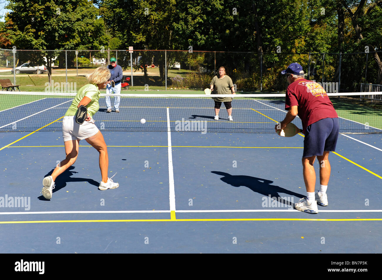 Pickleball è un tennis come sport giocato da persone di tutte le età Foto Stock