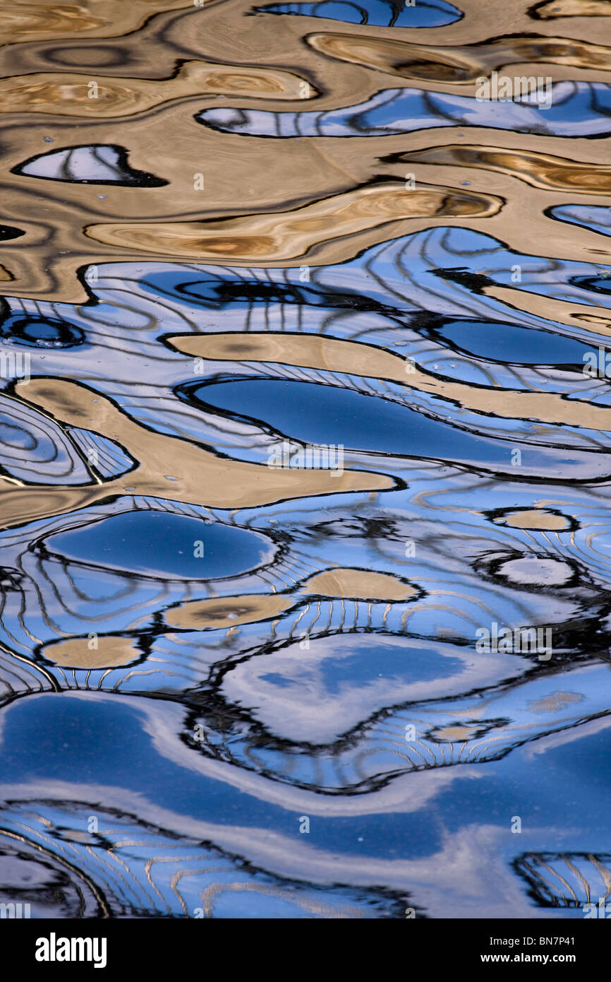 Acqua astratte riflessioni di superficie. Foto Stock