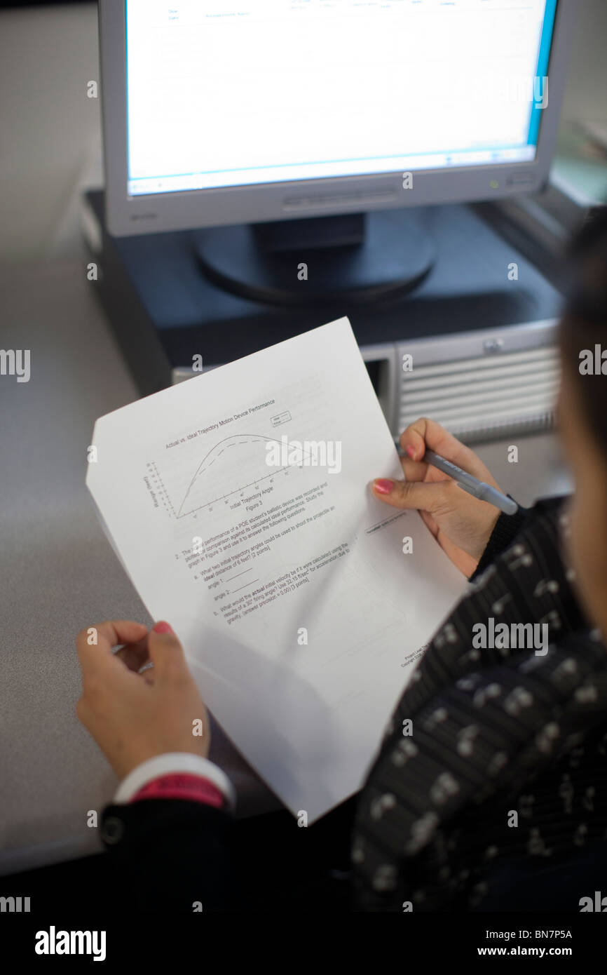 Femmina di studente di scuola superiore richiede una prova di matematica in classe Foto Stock