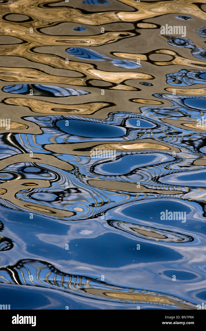 Acqua astratte riflessioni di superficie. Foto Stock