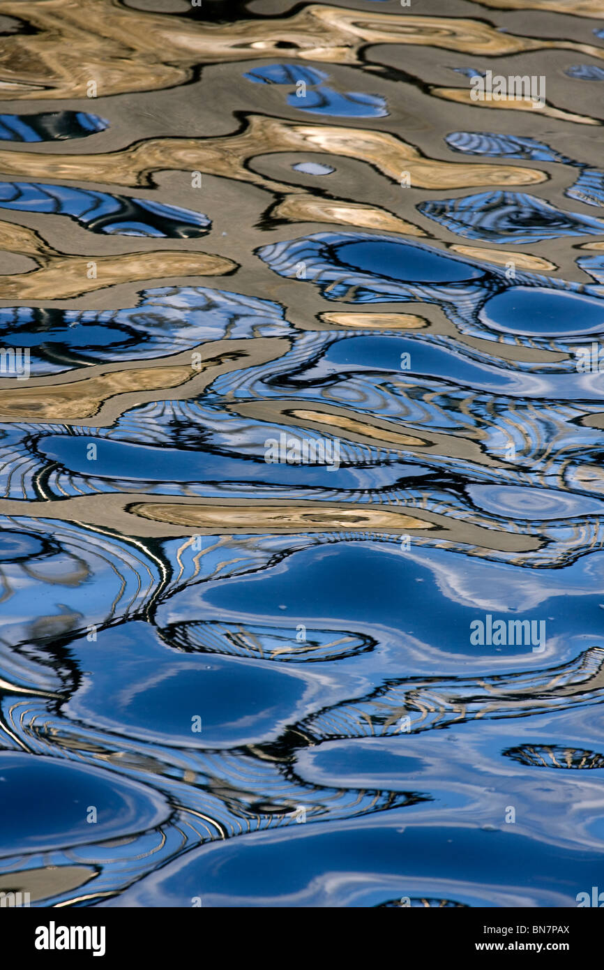 Acqua astratte riflessioni di superficie. Foto Stock