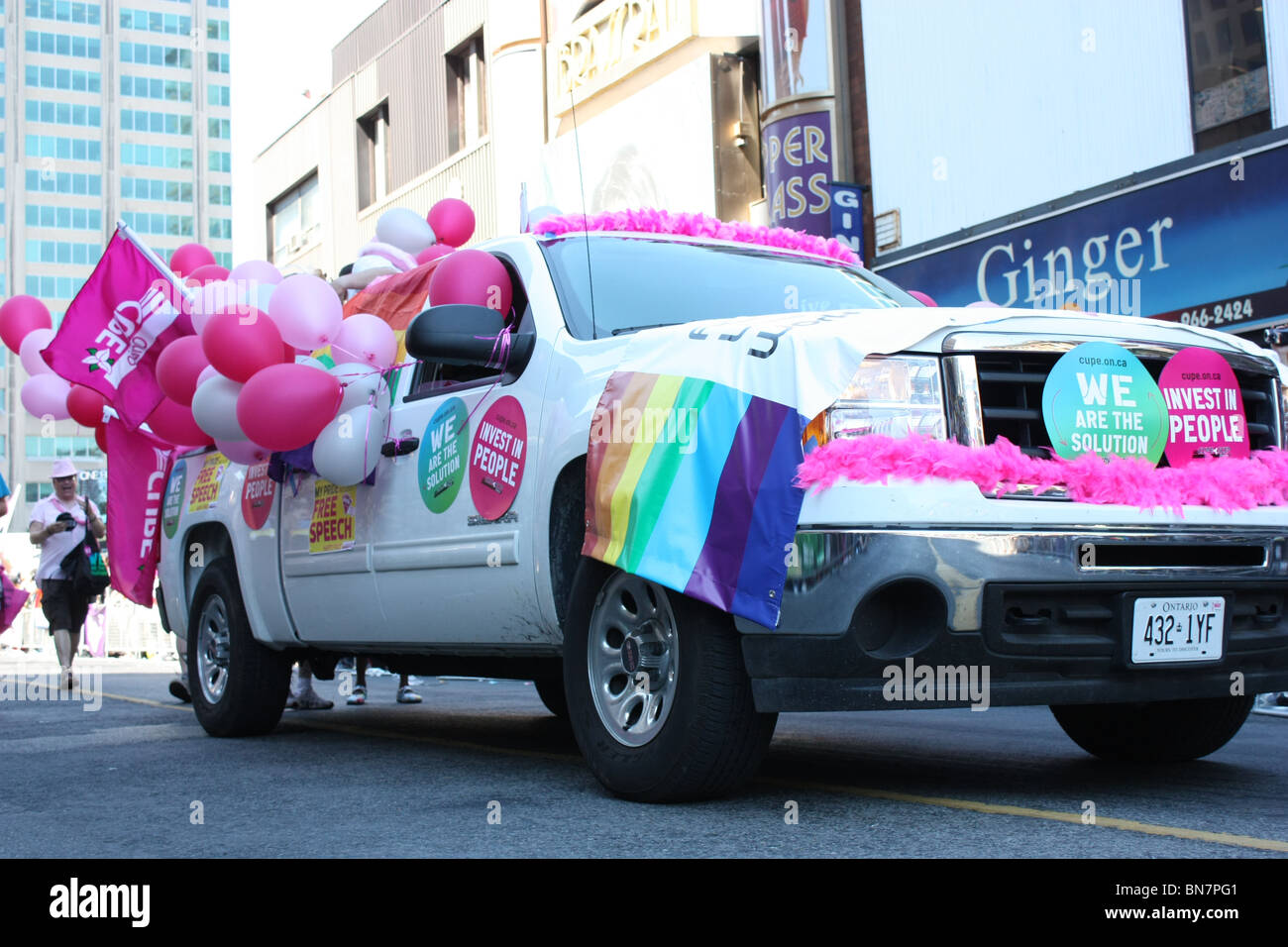 Toronto Pride Parade auto palloncino rosa Foto Stock