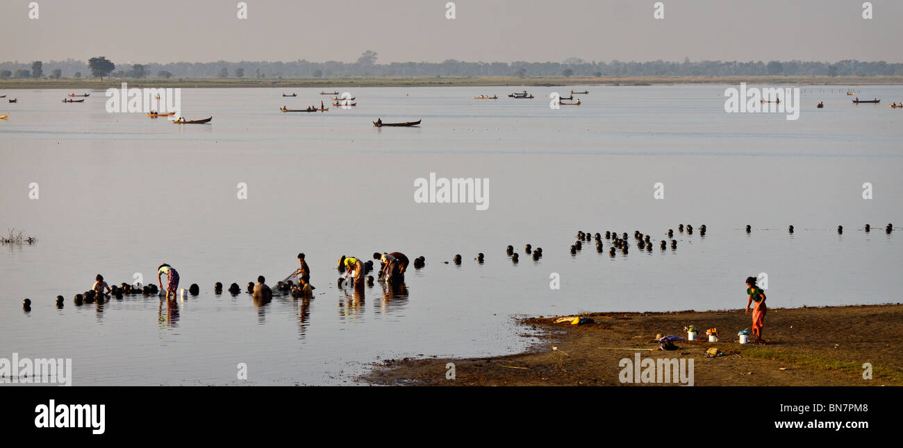 I pescatori sul lago Taungthaman vicino alla U Bein Bridge ad Amarapura, MYANMAR Birmania Foto Stock