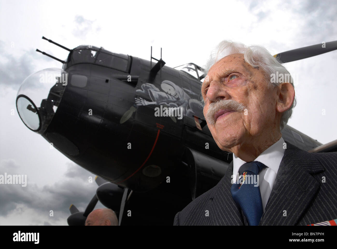 Lancaster veterano ala Cdr Jim selce, DFC,GM,DFM, pilota torna con un bombardiere Lancaster, Foto Stock