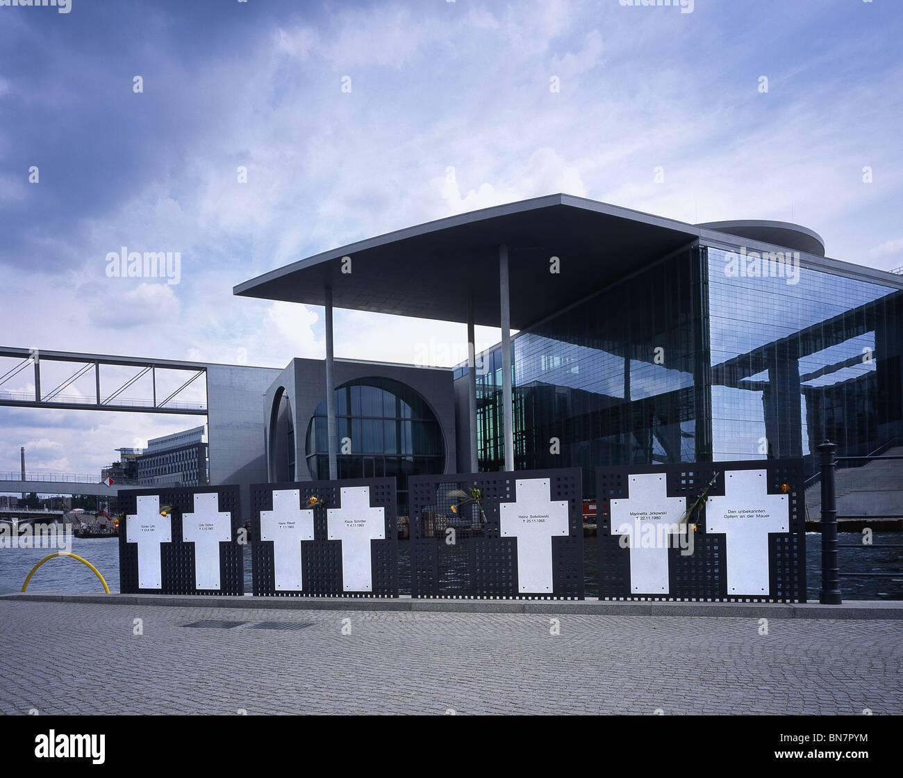 Memoriale per le vittime del muro di Berlino vicino al Reichstag sul fiume Spree Foto Stock