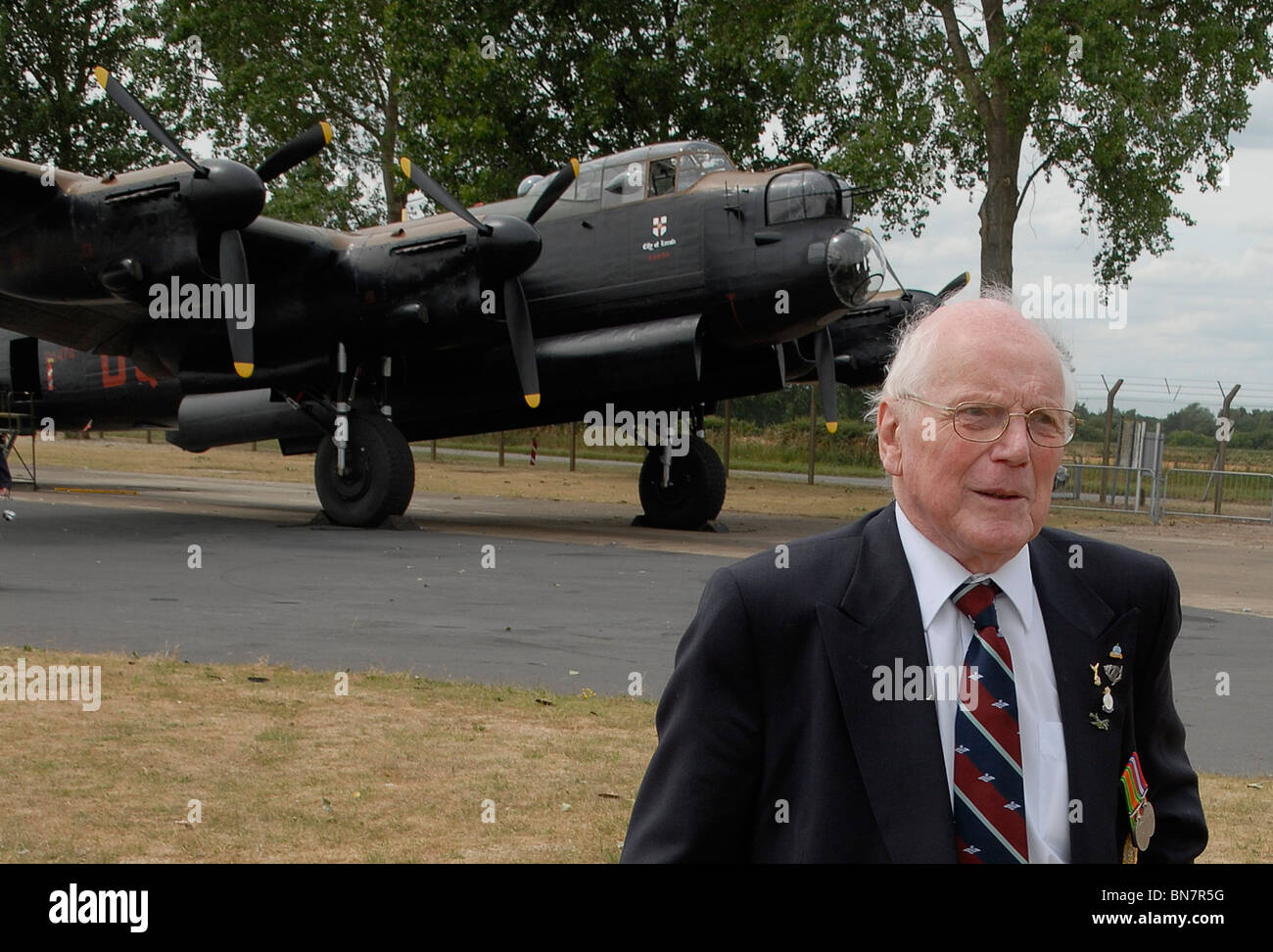 Pilot Tom Payne con bombardiere Lancaster come quella che ha volato in WWII. Foto Stock