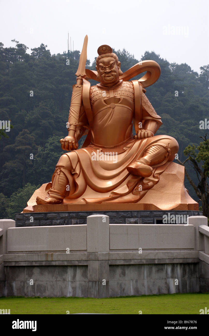 Statua di Feng, uno dei quattro re celeste, Xuedou tempio buddista, Xikou, Zheijang provincia, Cina Foto Stock