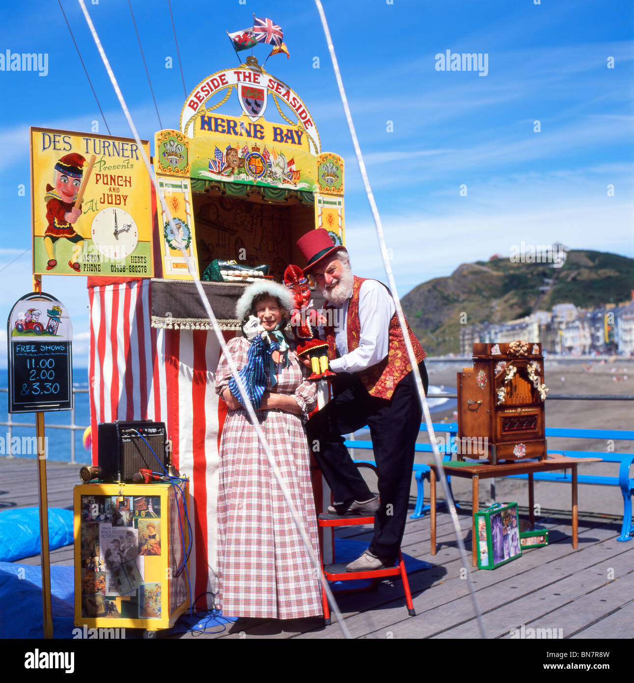 Il team di moglie del des Turner Punch e Judy Show sulla passerella sul lungomare britannico di Aberystwyth Ceredigon Galles Gran Bretagna KATHY DEWITT Foto Stock