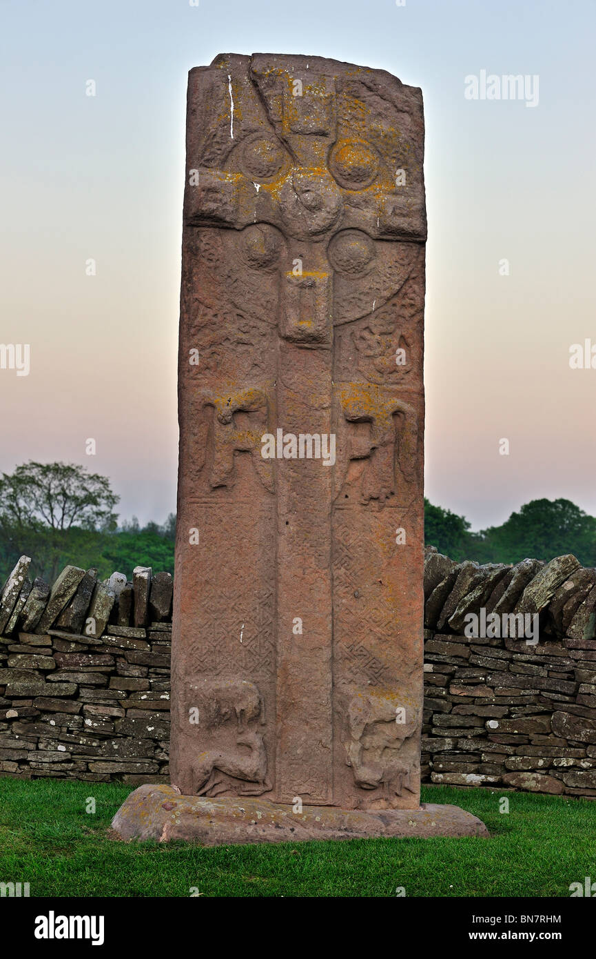La grande pietra, scolpito in pietra Pictish mostra una croce celtica presso Aberlemno al tramonto, Scotland, Regno Unito Foto Stock