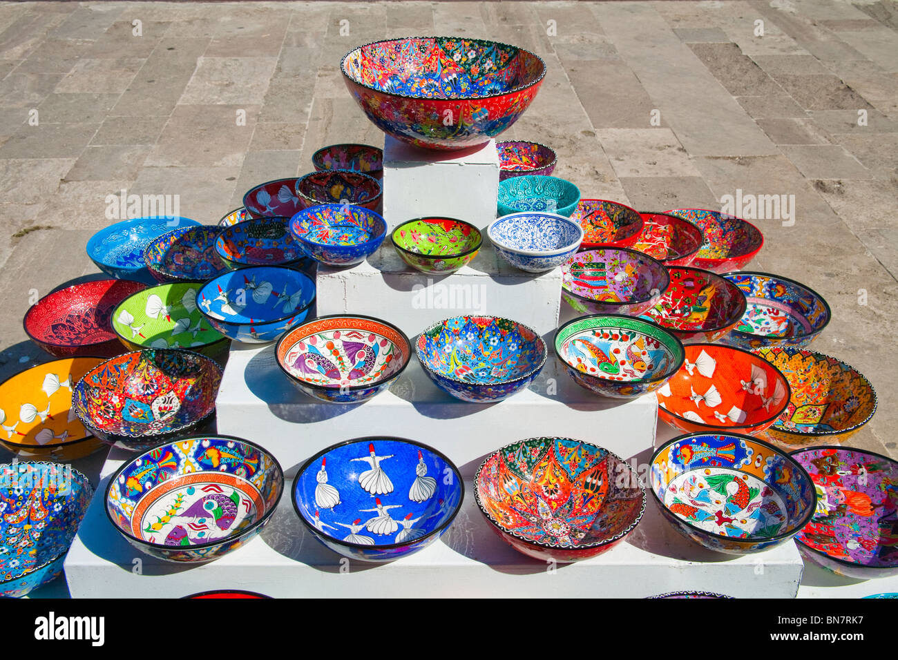 Ceramiche colorate in ceramica ciotole per la vendita in un mercato di  strada, Istanbul, Turchia Foto stock - Alamy