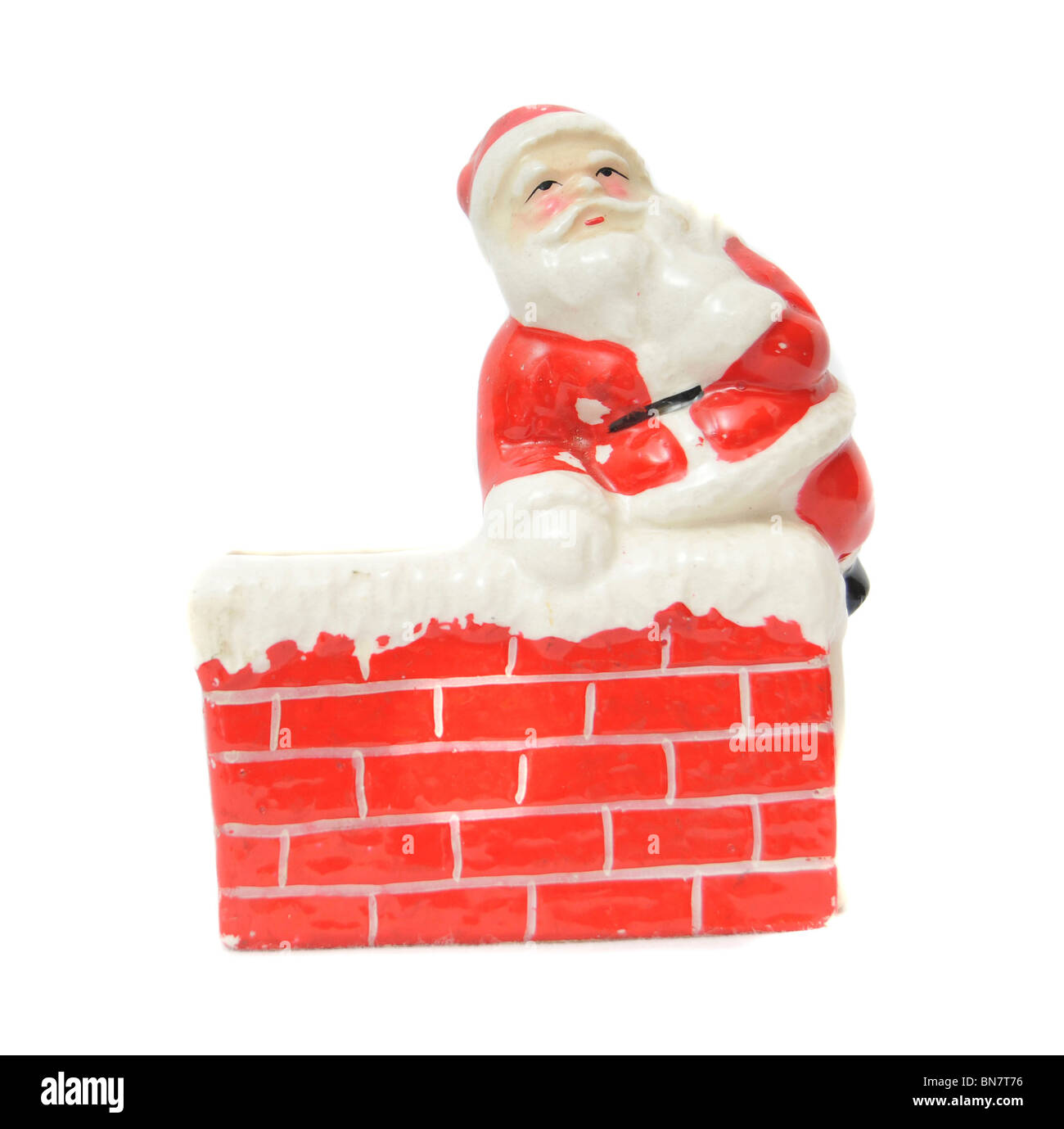 Santa Claus in appoggio su un camino isolato su bianco. Foto Stock