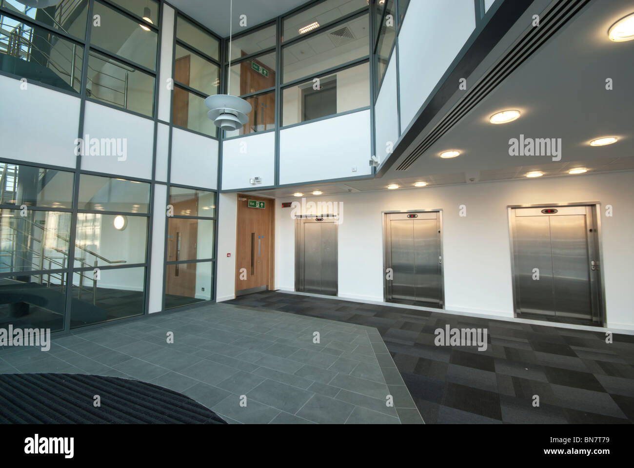 Area ricevimento e Ray Marine edificio per uffici a Cosham, Portsmouth Foto Stock