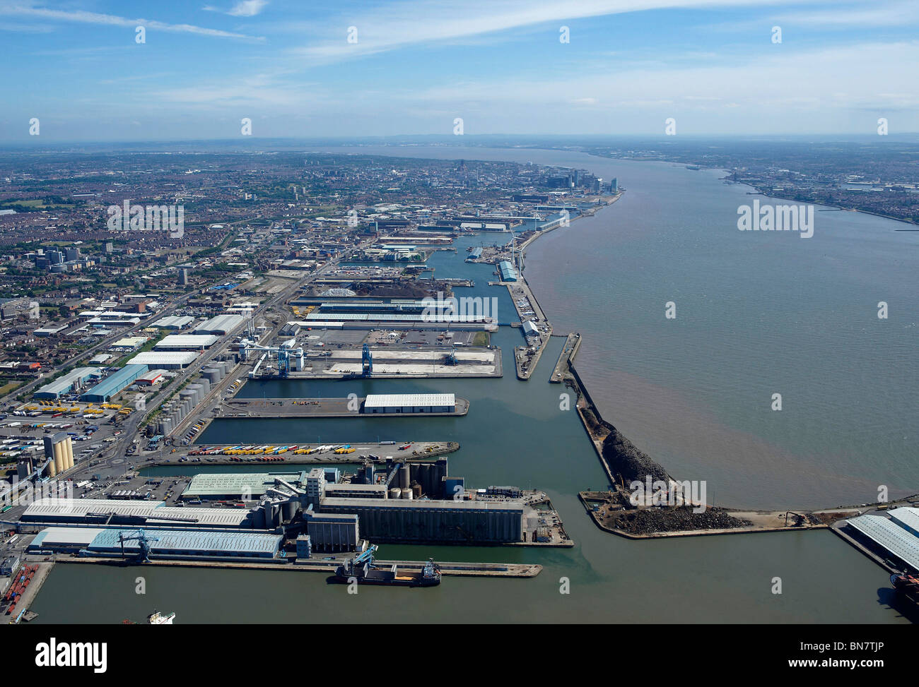 Liverpool Docks e sul fiume Mersey dall'aria, a nord ovest dell'Inghilterra. Ricerca di fiume con la città dietro Foto Stock