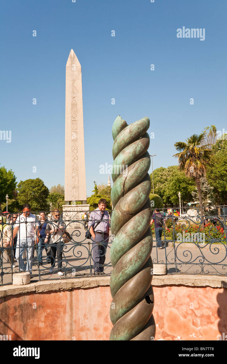 La colonna di serpente e obelisco egiziano nell'Ippodromo, Istanbul, Turchia Foto Stock