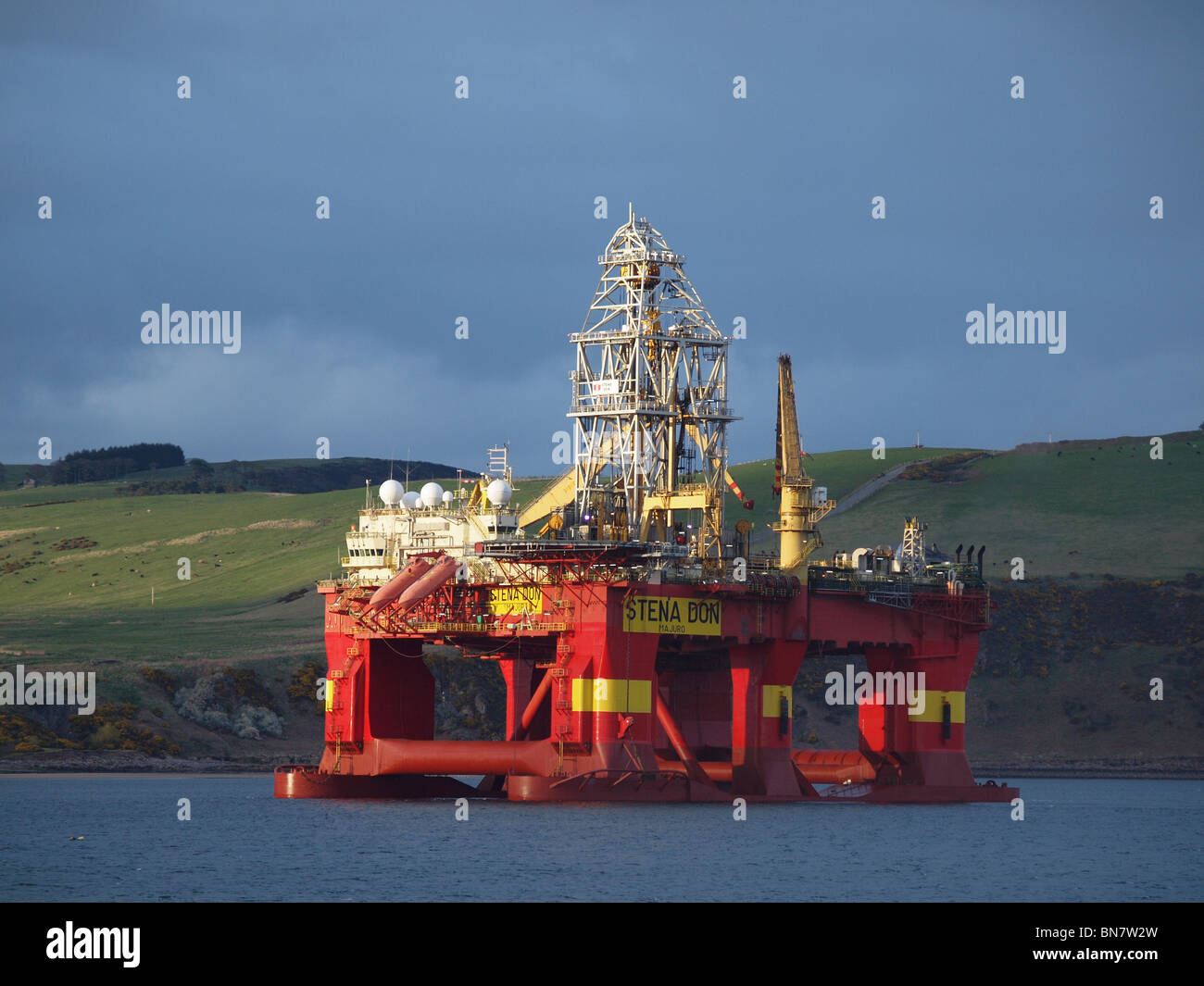 Oil Rig in porto - La Stena spruzzatrice di semi-sommergibili Piattaforma di perforazione in Cromarty Firth, Scozia, sulla strada per la Groenlandia. Foto Stock
