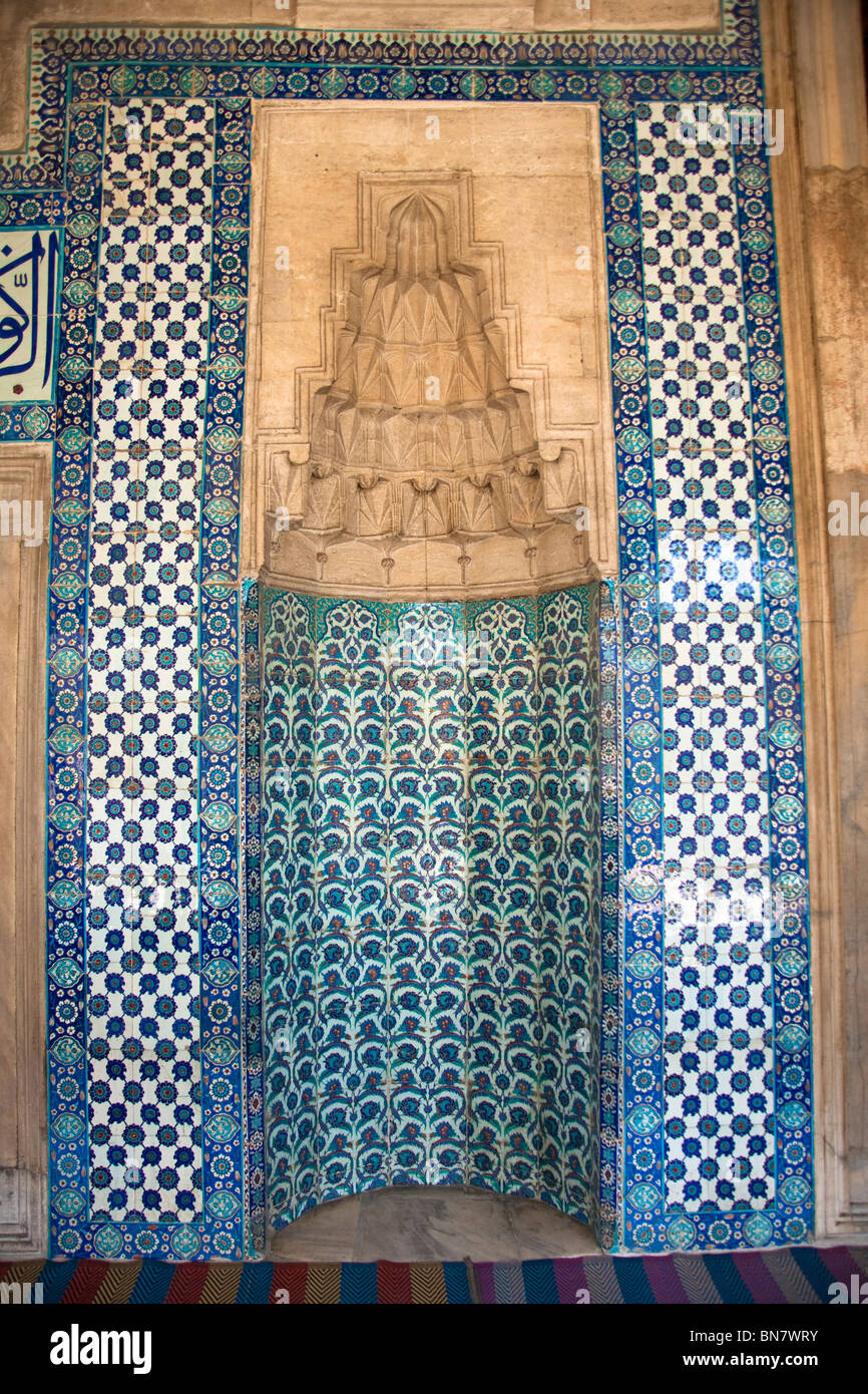 Parete in ceramica piastrelle all'interno di Rustem Pasha moschea, Eminonu, Istanbul, Turchia Foto Stock