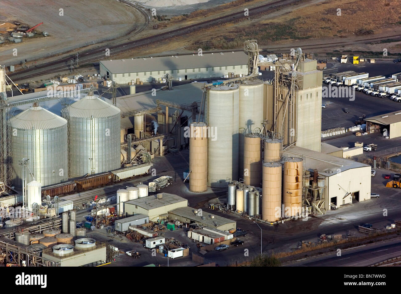 Vista aerea sopra l'elevatore della granella di mangime per bestiame centrale di elaborazione valle a sud di Fresno California Foto Stock